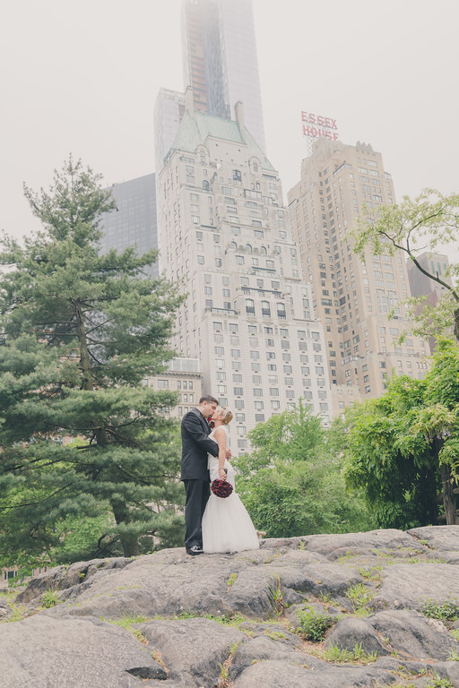 Newlyweds with the Manhattan skyline from Central Park