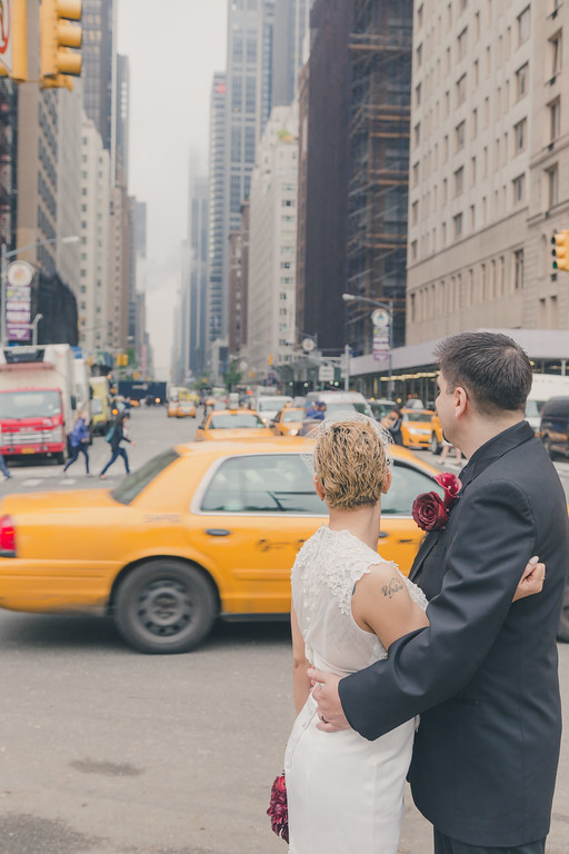 Recién casados en una calle de Nueva York - Boda en Central Park - Nueva York