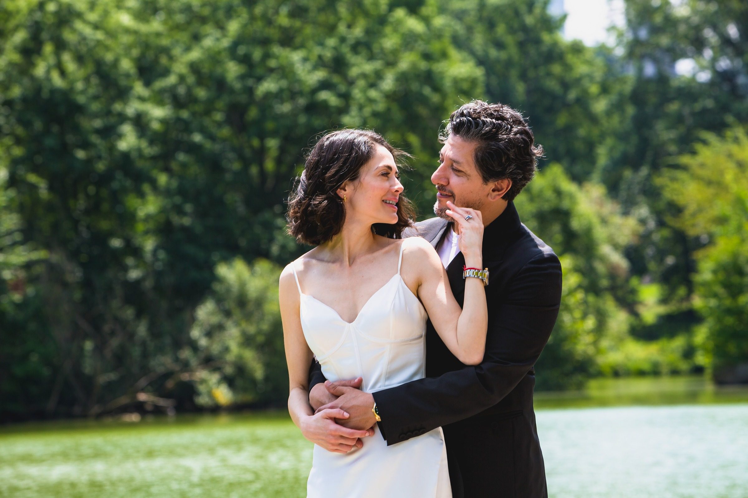 Laughing embrace on the rocks at Gapstow Bridge